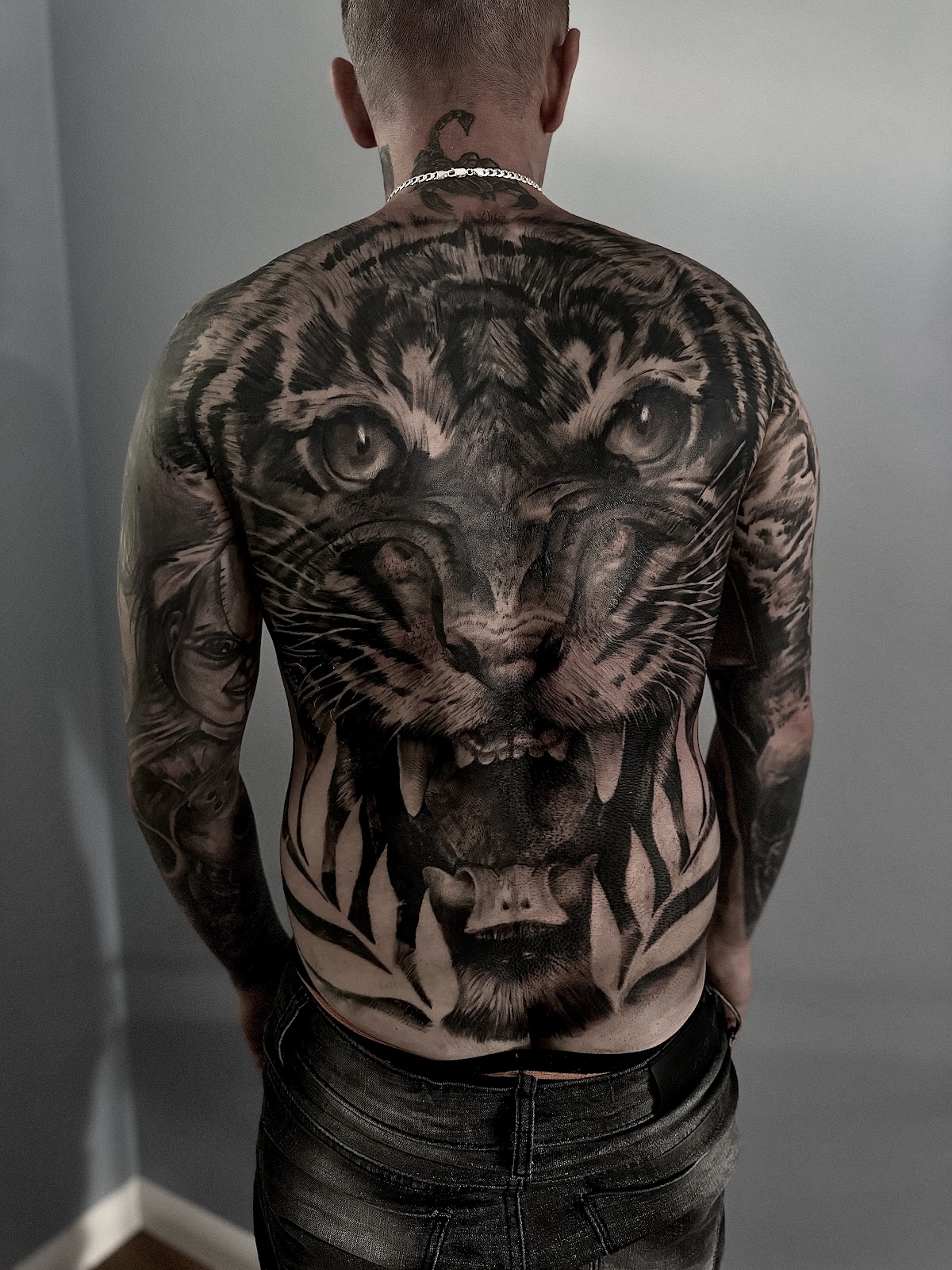 Realistyczny tatuaż tygrysa na plecach - praca Tasman Tattoo, Łódź